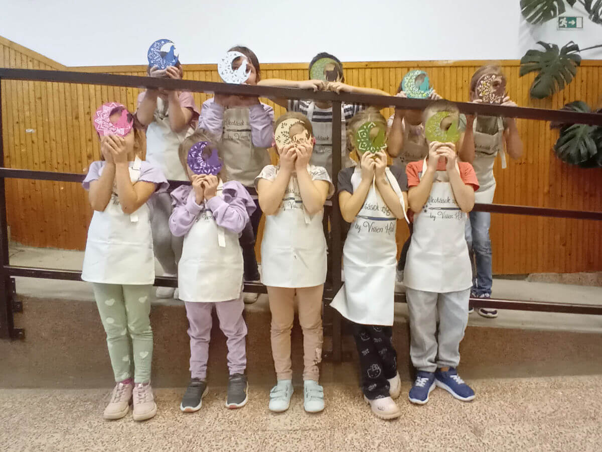 Élményfestés foglalkozás - Domborműves élményfestés: Mini Holdvilágok - 2025.10.17. Gyarmat