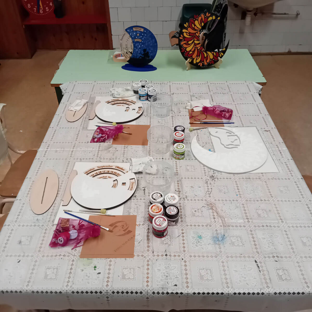 Élményfestés foglalkozás - Domborműves élményfestés: Mikulás napi festés - Öröknaptár és Holdvilág - 2025.12.06. Gyarmat - előkészületek