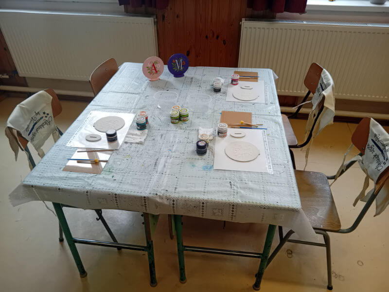 Domborműves élményfestés Gyarmaton: Betűk virágba borulva - Alkotóhely