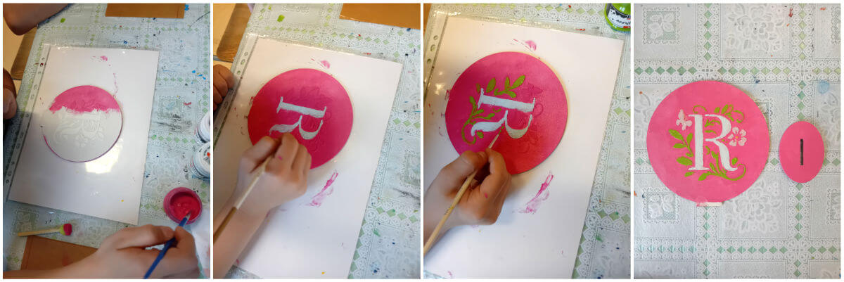 Domborműves élményfestés Gyarmaton: Betűk virágba borulva - Alkotás közben