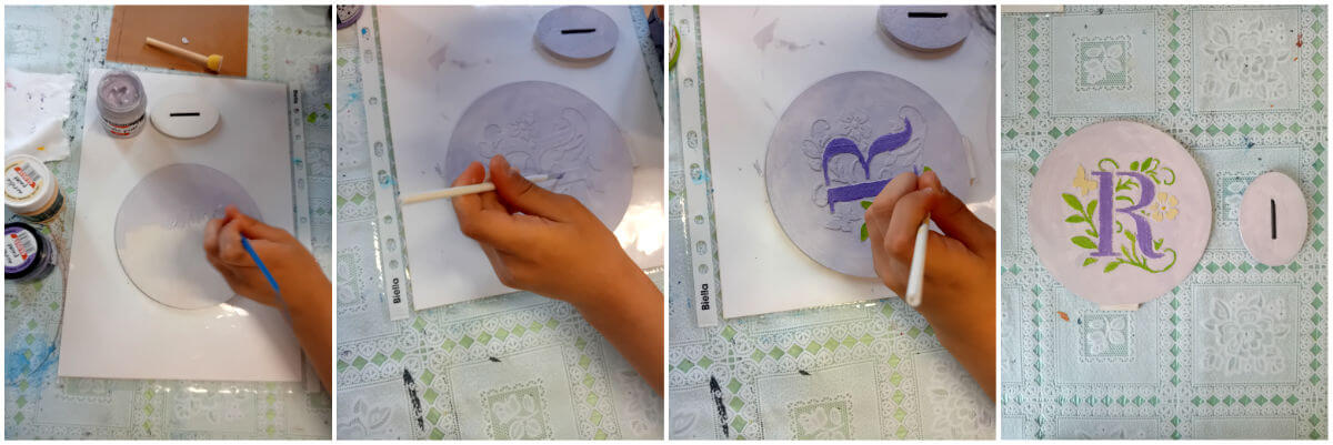 Domborműves élményfestés Gyarmaton: Betűk virágba borulva - Alkotás közben