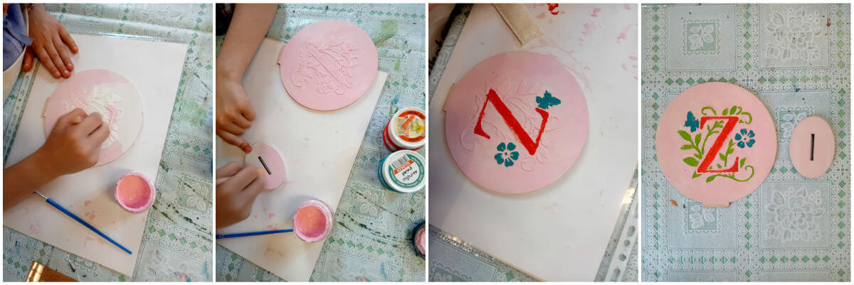 Domborműves élményfestés Gyarmaton: Betűk virágba borulva - Alkotás közben