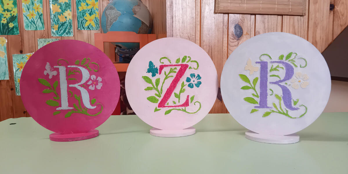 Domborműves élményfestés Gyarmaton: Betűk virágba borulva - Kész alkotások