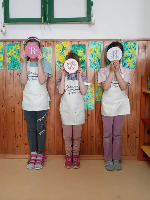 Domborműves élményfestés Gyarmaton: Betűk virágba borulva - Kész alkotások