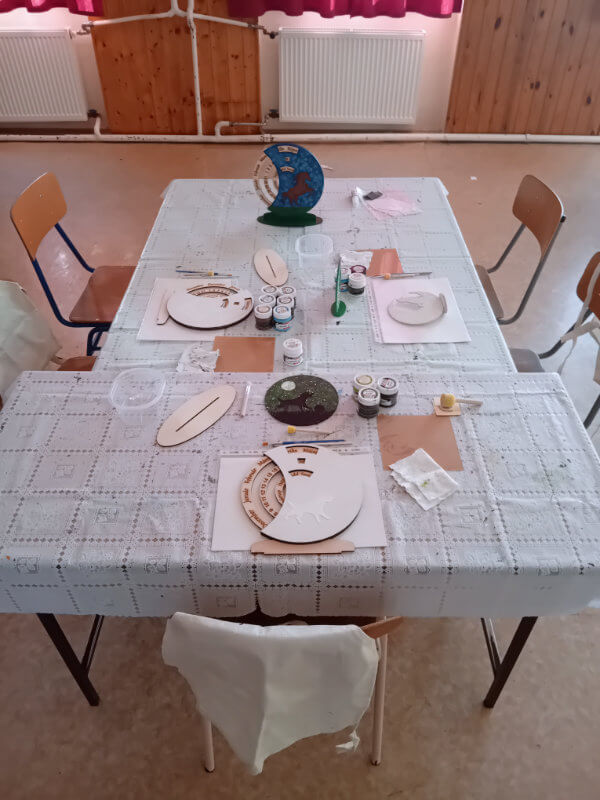 Domborműves élményfestés Gyarmaton: Öröknaptárak és egy mini Holdvilág - Alkotóhely