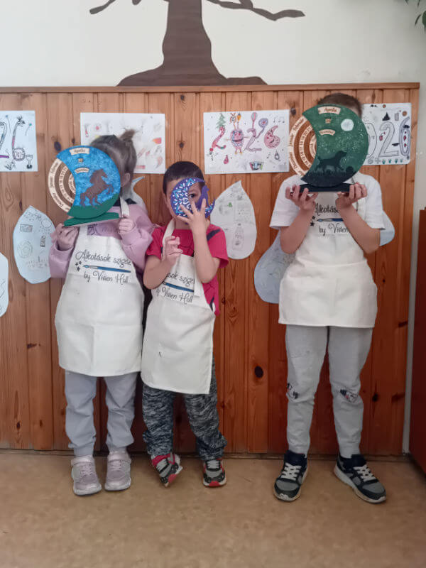 Domborműves élményfestés Gyarmaton: Öröknaptárak és egy mini Holdvilág - A kész alkotás