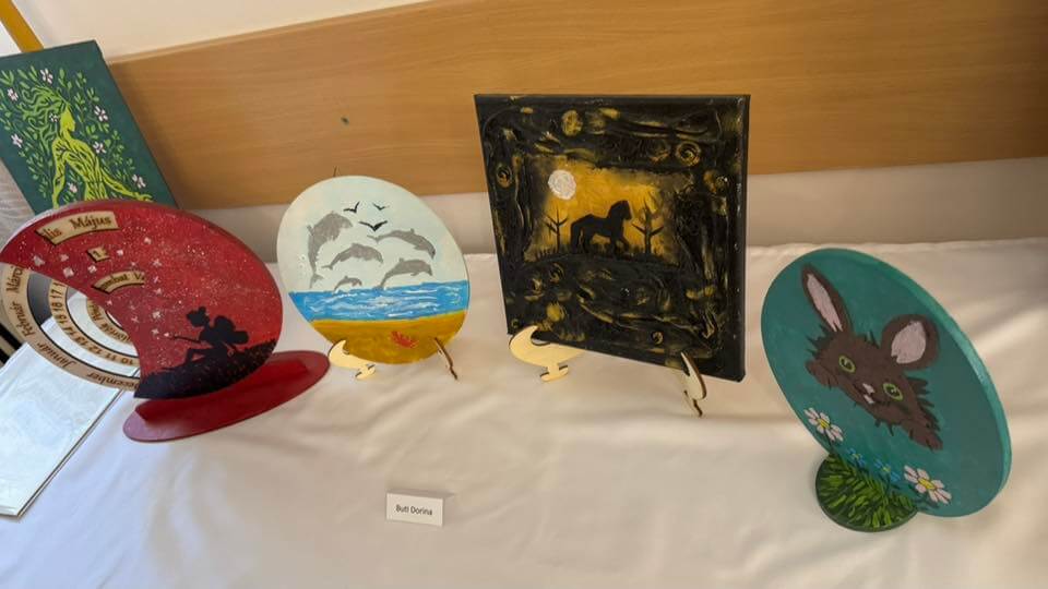 Domborulatok és ecsetvonások 2026. – 3. közös kiállítás az élményfestéseken résztvevők alkotásaiból - Kiállítás